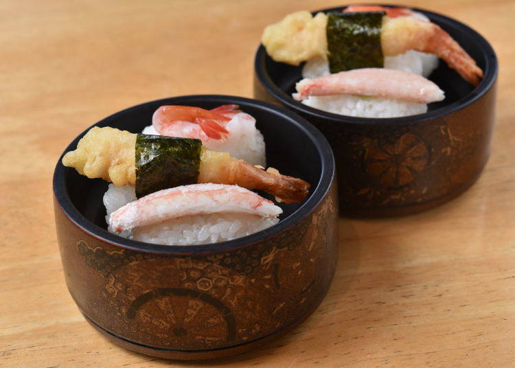 套餐配菜中的鲜虾握寿司、蟹肉握寿司、炸虾握寿司。