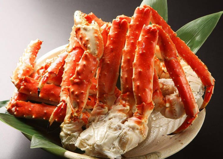 豪爽地吃「北海道帝王蟹脚」吃个够。