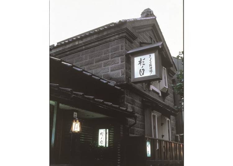 用札幌产的石头建造而成的。