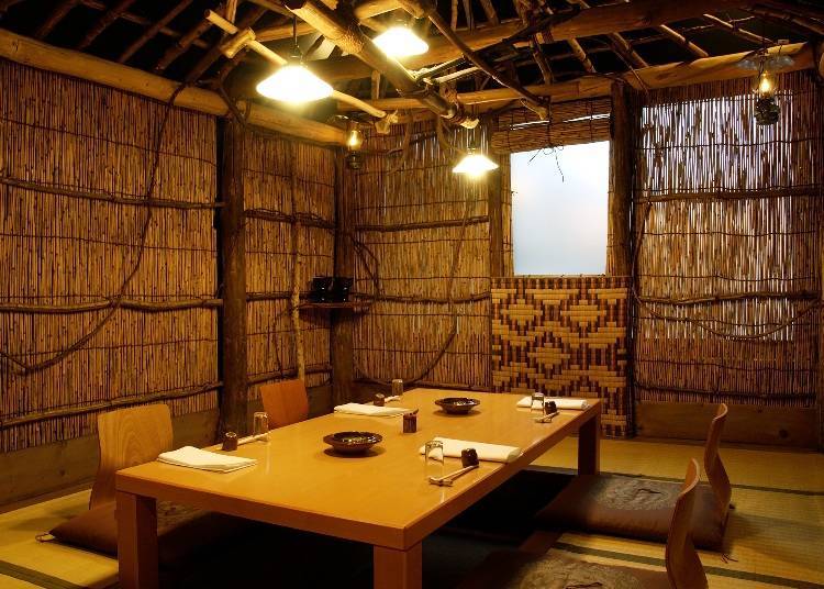 重现阿依努族的传统房屋的房间。