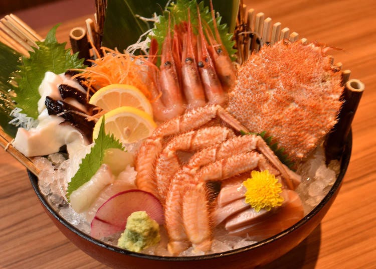 吃到飽方案中有毛蟹的五樣綜合生魚片。