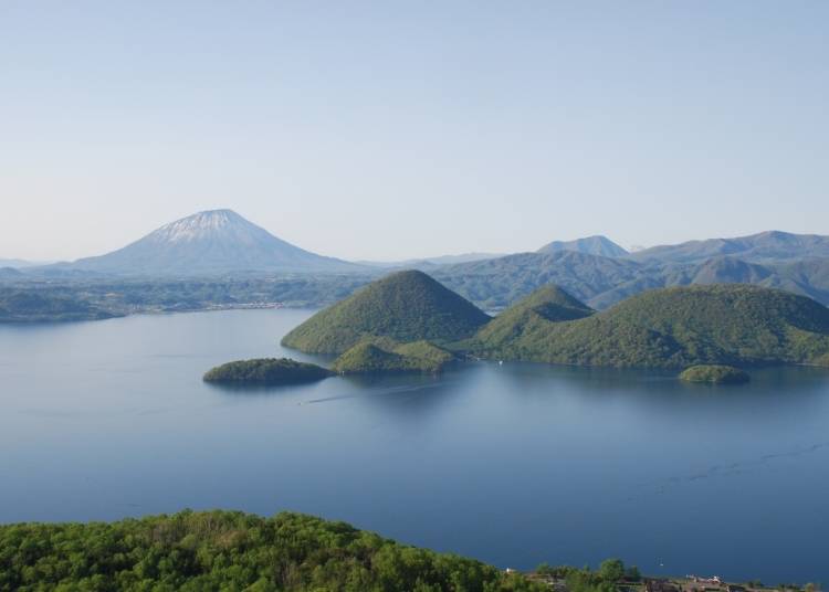 洞爺湖と中島、奥の山は羊蹄山