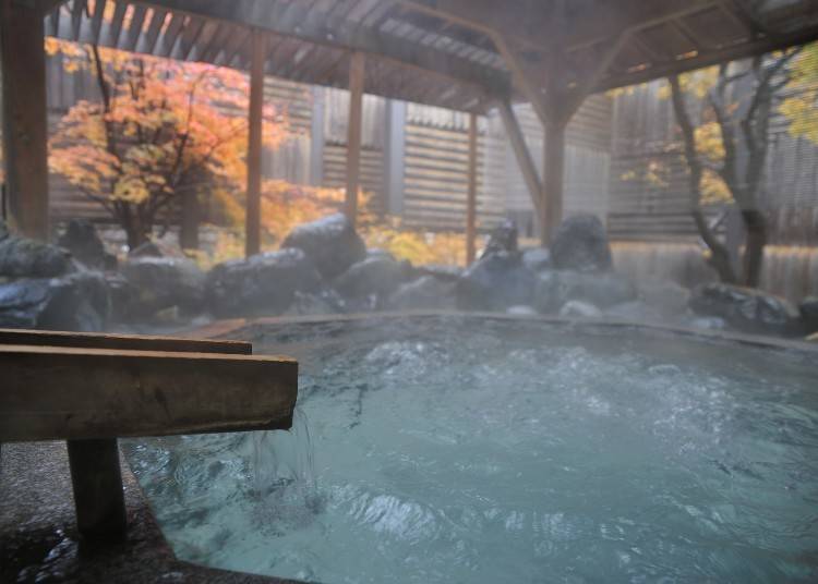 숙박 시설에 있는 아름다운 노천탕에서 온천욕을 즐길 수 있다.