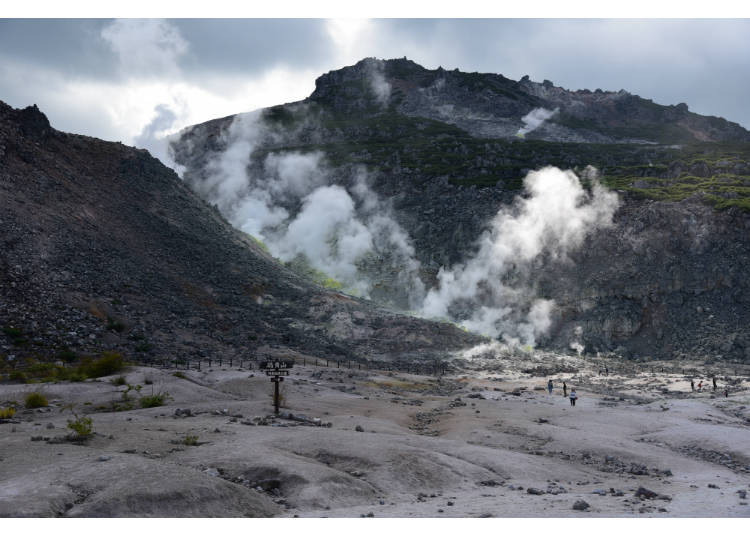 喷着白烟的硫黄山是川汤温泉的源泉。