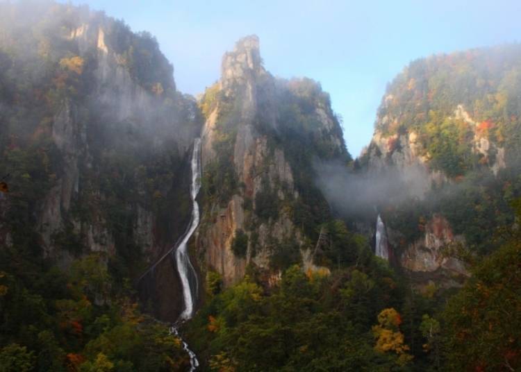 2. Ginga Falls and Ryusei Falls in Sounkyo: Two waterfalls flow in tandem off the colorful cliffs
