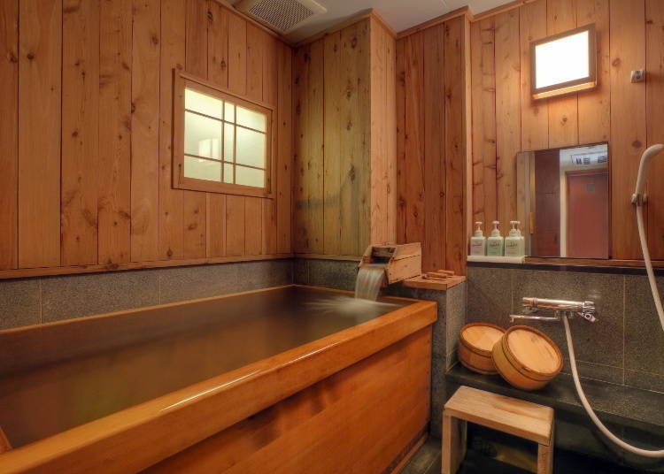 히노키 욕조가 있는 일본식 방의 히노키 욕조 온천