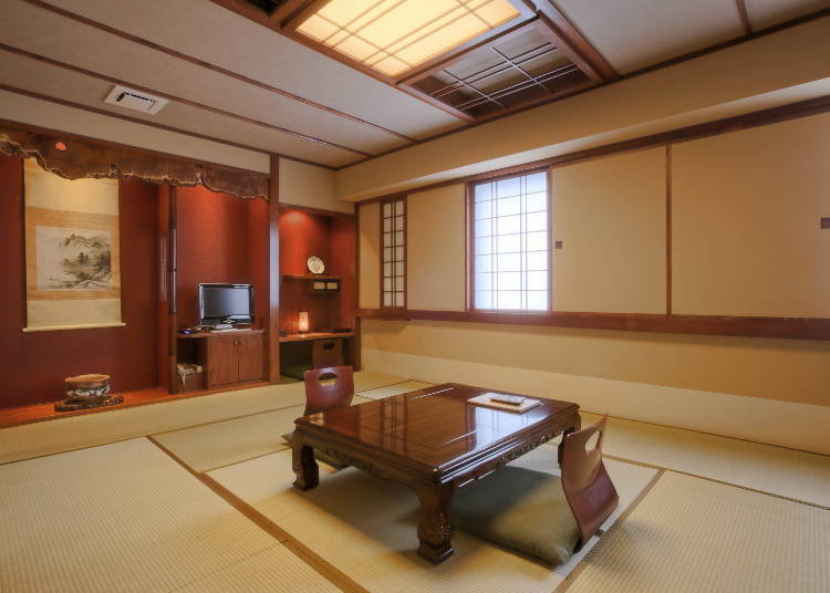 有附設檜木溫泉浴室的和室（日式房間），房內空間有12疊榻榻米的榻榻米房間。