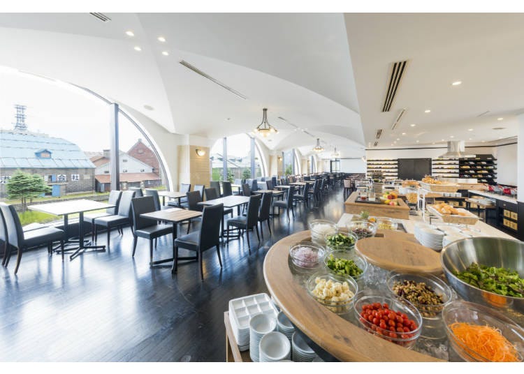 餐廳的空間很寬敞，可以容納的下100位房客。