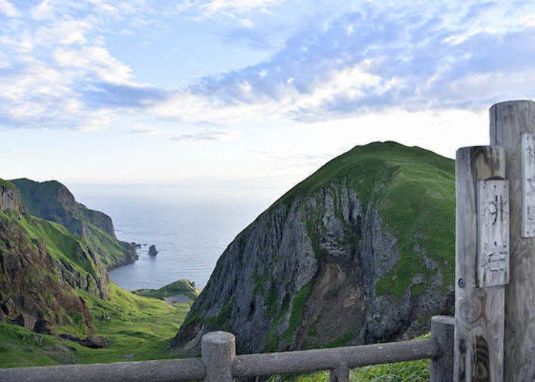 禮文島首屈ㄧ指的絕景觀光景點「桃岩展望台」。海拔230公尺。