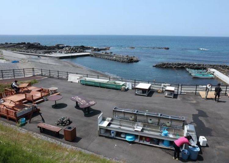 The area in the lower part of the photo is where sea urchin can be cracked open and tasted. The small boats moored in the upper part of the photo are used for tourists catching sea urchins.