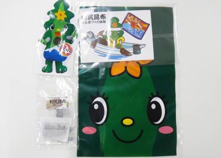 The three items made from the kelp are hanaorikombu (kelp that has been flattened out and folded over), kombudashi pakku (kelp soup stock pack), and oshaburikombu (kelp pacifier), and all three go into a package with the image of the island mascot character Rishirin on it so you can take it with you when you leave. (photo provided by Kamui Seaside Park)