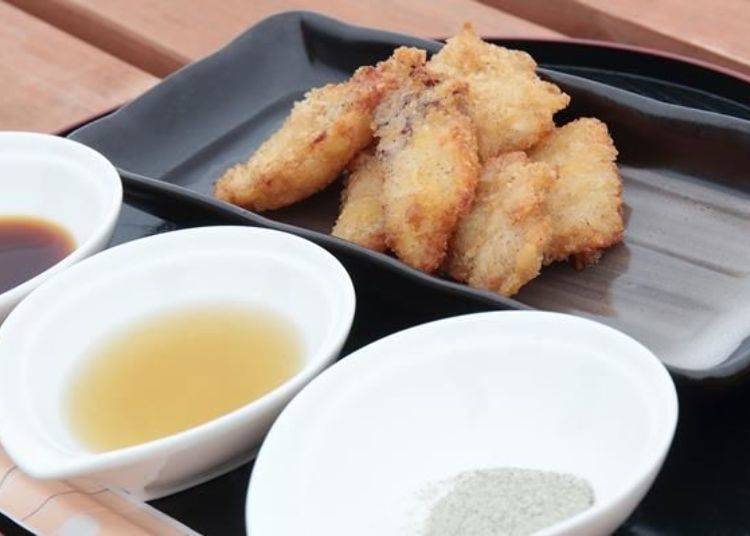 Takokatsu (octopus cutlet) made from raw octopus legs and body that have been fried (400 yen per plate). You can select two types of seasoning from among kelp salt, kelp sauce, and kelp soy sauce.