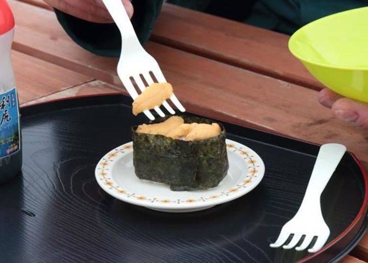 將海膽放到軍艦壽司的壽司飯上。稍微破損的海膽放下面，完整的海膽放上面，看起來十分完美！