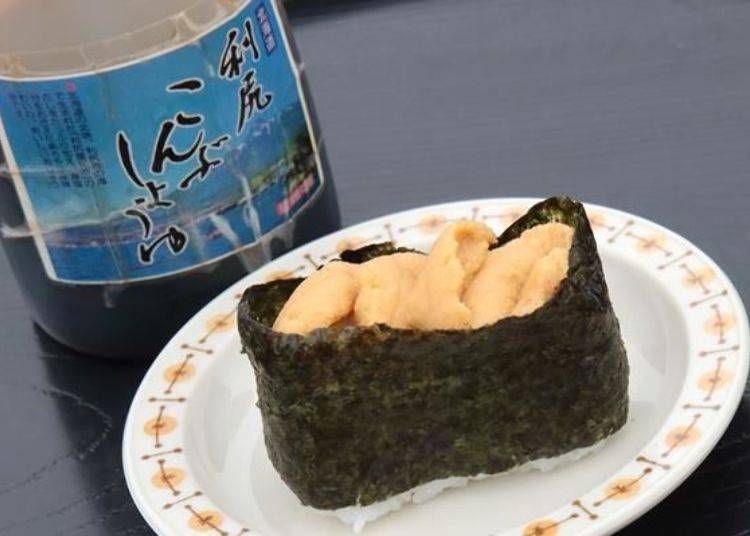 獨創的海膽軍艦壽司完成了！可按照自己的喜好品嚐，也可加一點利尻昆布醬油喔！