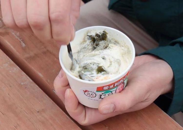口中一邊享受著乾海膽美味的餘味，一邊用根昆布湯匙將冰淇淋攪拌攪拌。