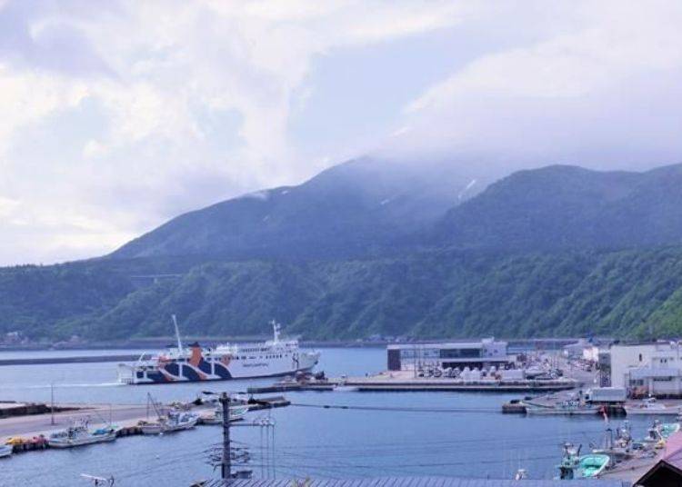 A ferry entering the Oshidomari Port. It makes three or four roundtrips a day from Wakanai between spring and autumn.