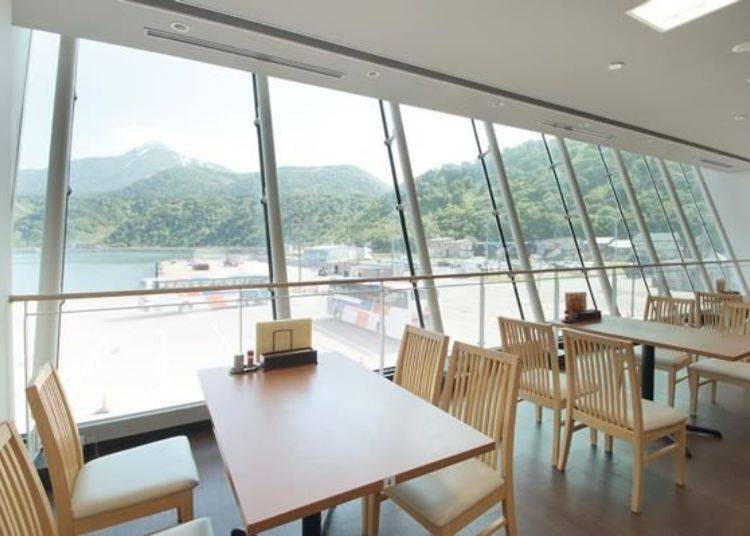 The shop offers an excellent view of the port and Mt. Rishiri in the distance. It is a very comfortable place to relax.