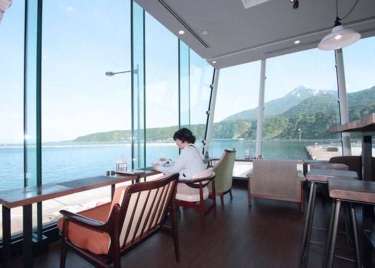 Happiness is eating the original dishes made with fresh Rishiri seafood while enjoying the majestic view!