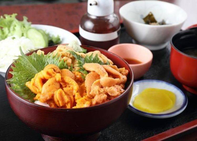 「生海膽丼飯」。有附生菜沙拉、味噌湯、小鉢料理以及醬菜。