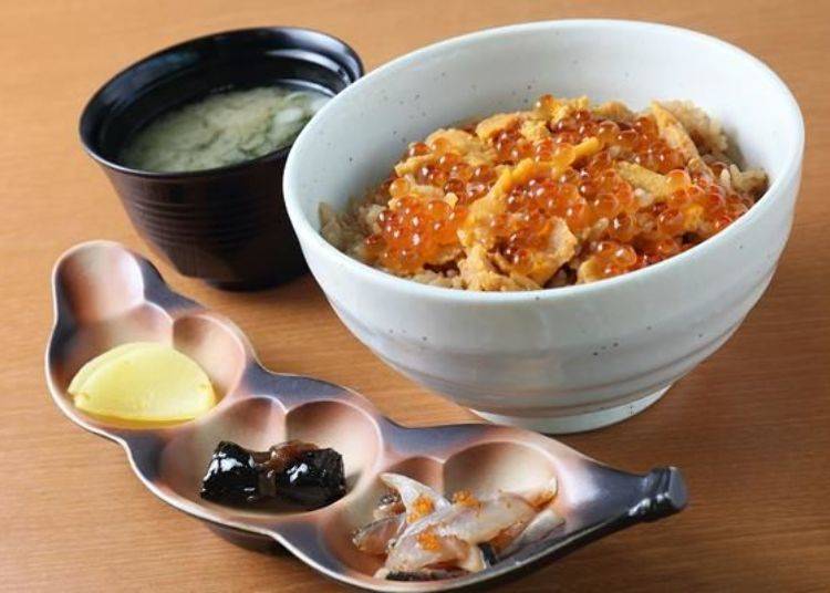 這是「海膽丼飯（3樣配菜、味噌湯）」。3樣配菜每天都不一樣，當天搭配的是醃白蘿蔔、昆布卷、煙燻鯡魚涼拌飛魚卵。