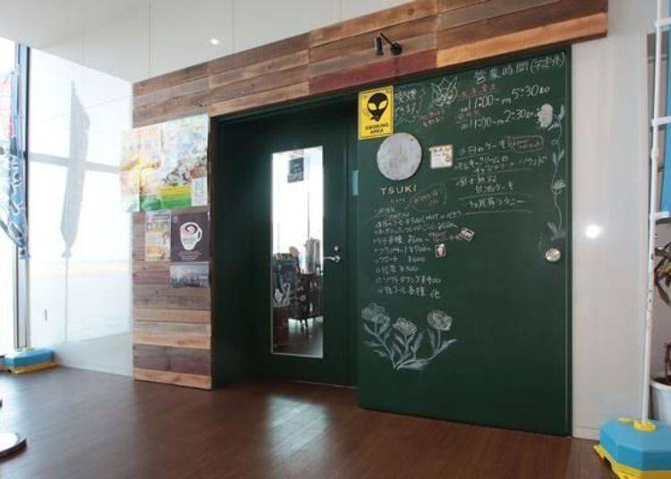 TSUKI CAFE也是在鴛泊渡輪碼頭中心內，在渡輪到達前或是等待出發時可到此用餐。