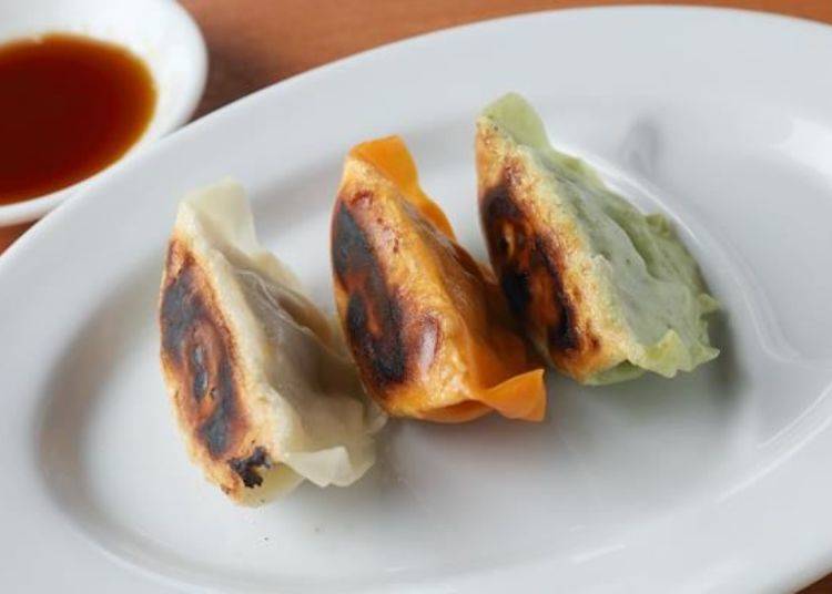 Bite-sized gyoza in three types costs 400 yen (from the left, juicy, spicy, and kumazasa (a type of bamboo grass)