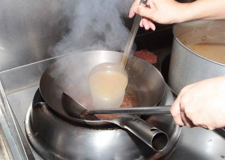 간장 소스를 최적의 상태로 끓여낸 후 스프를 혼합한다.