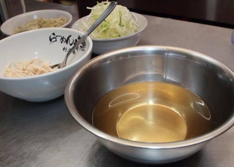 昆布高汤的颜色很深，说明了真的是用了大量昆布熬的。直接喝都很好喝！