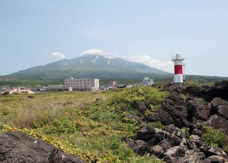 在沓形港附近的沓形岬所看到的沓形地区，远方的山便是利尻山。