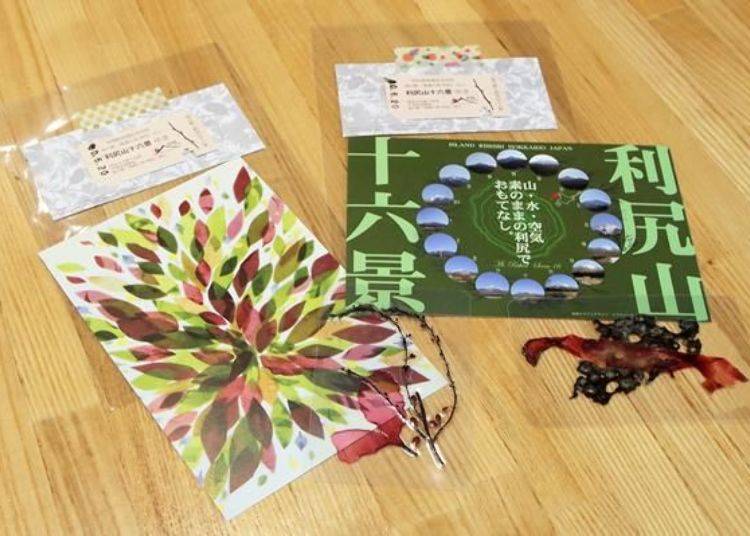 As a souvenir, you can receive the following: commemorative envelope and postcard, and a laminated seaweed book marker handmade at "Rishiri Kaiso no Sato (Home of Seaweed)" (2 sets shown in the photo)