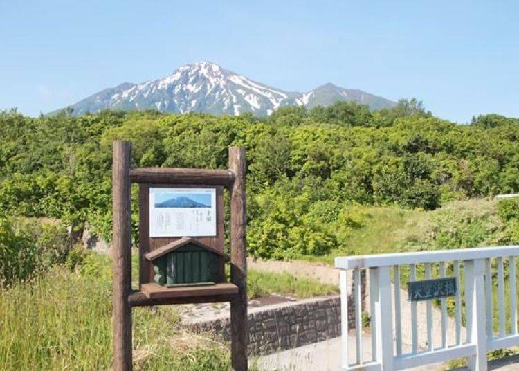 섬 동쪽 부근에 있는 오오카라사와 다리. 맑게 갠 날씨에 방문하면 리시리산의 아름다운 자태를 감상할 수 있다.