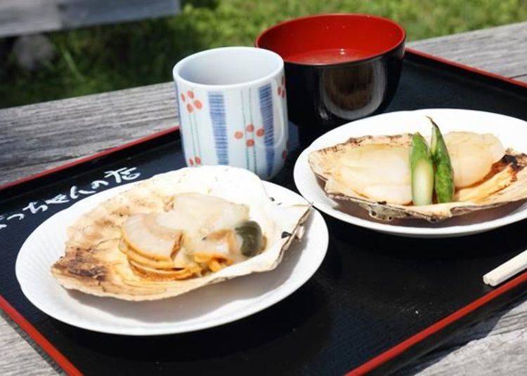 봄~초여름 한정 ‘활 가리비 구이’(왼쪽, 300엔) 와 초여름~가을 ‘가리비 버터 구이 (아스파라거스 포함)’(오른쪽, 500엔, 아스파라거스 미포함시 300엔)