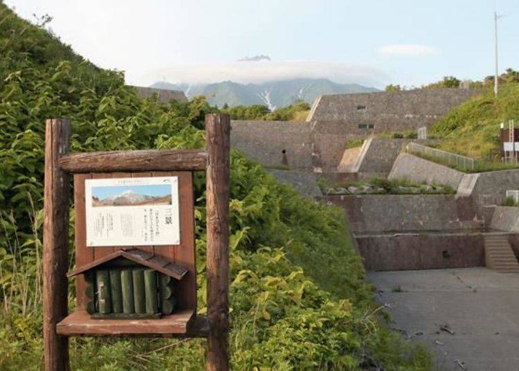 계곡에 자리잡은 둑 저 멀리에 산이 반쯤 보이는 명소로 따로 눈에 띄는 큰 간판 등이 설치되어 있지 않아 지나치기 쉬운 장소중 하나다. 레이호우 용수에서 걸어가는 것을 추천한다.