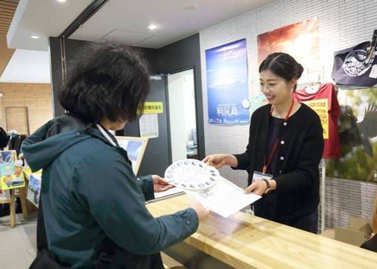 「利尻岛　海之站　Oshidomari」一楼的利尻富士町观光案内所可以购买到收集印章的纸。