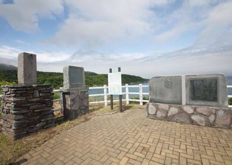 「野塚展望台」在道路左侧，可以眺望到海岸线。此外，这里设有日本第一位英文会话老师Ranald MacDonald的纪念碑，他和利尻岛有着很深的缘分。