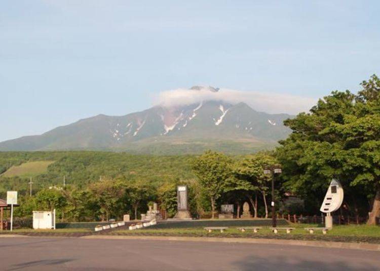 抵达「十六景：会津藩士的墓周边」。在道路右手边靠山的「种富公园」可眺望到山景。