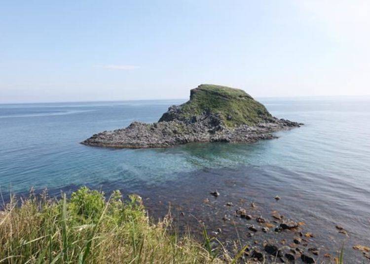 到展望台的路上，可以看到海中有一个名为「Ponmoshiri岛」的小小无人岛。岛上有很多海鸥。