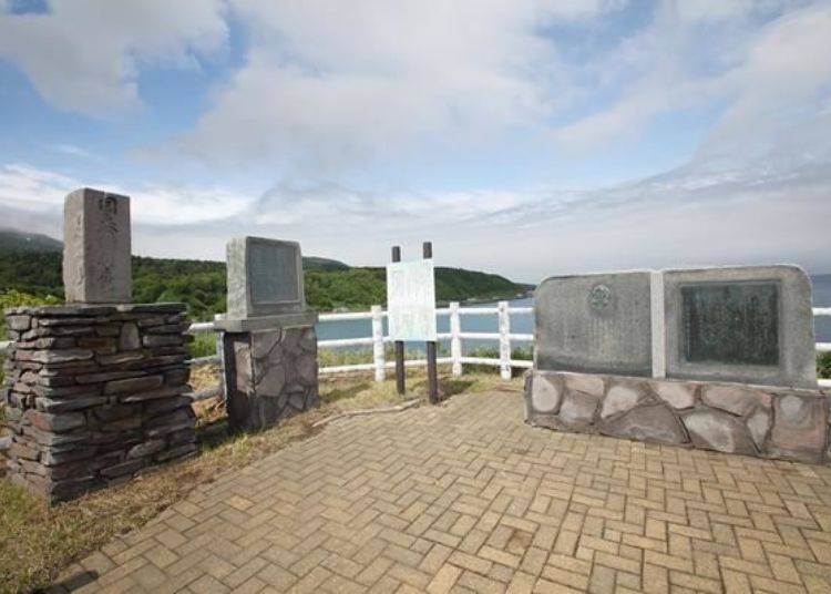 「野塚展望台」便位在道路左側可以眺望海岸線。此外,這裡有利尻島上第一位英文會話老師Ranald MacDonald的紀念碑。