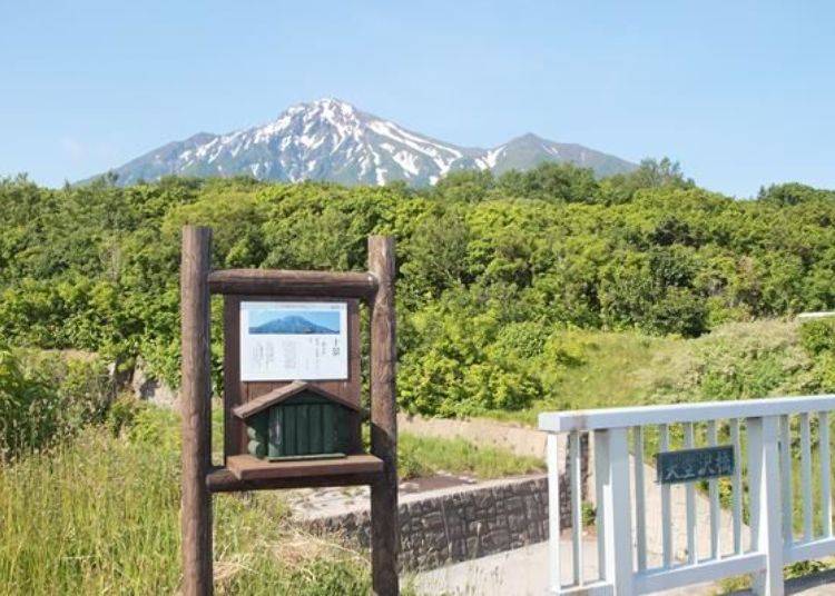 景點位於島上的東部，在晴天的上午前往便能欣賞到美麗的山景。