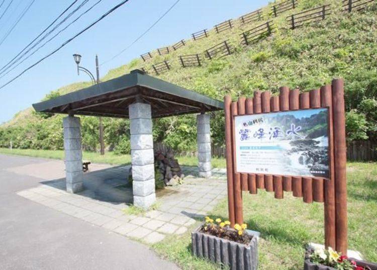 在道路右手邊的山邊可以看到麗蜂湧水。此處在當地十分知名,許多人會到此處取用水。