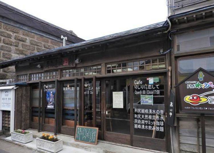 以老倉庫改裝的「利尻 島之站 海藻的里 利尻」的建築相當富有特色。同時也是這個集點印章行程的策劃者。