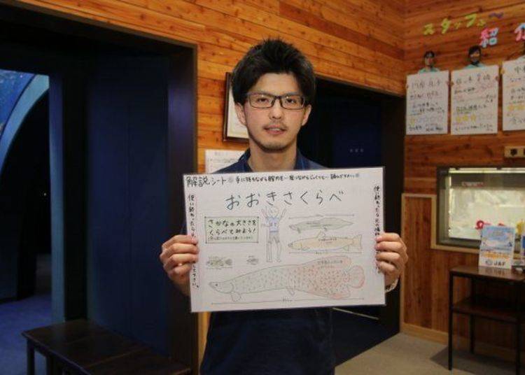 "Please visit and experience the underwater world of fish beyond what you know!” -Mr. Yamauchi. He is holding a sheet with handwritten messages from his staff.