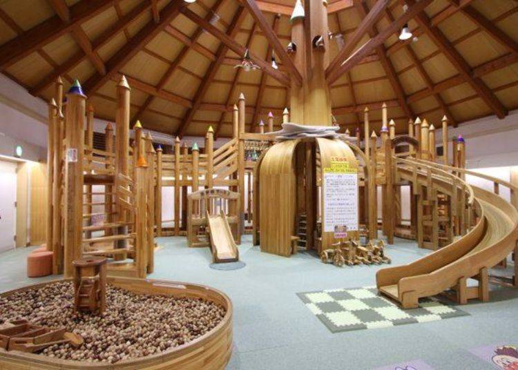 Kamurin World has a playground of various wooden structures, including a Palace of Trees, a Wooden Sandpit, and a Wooden Fishing Pond. Admission is ¥210 for children and ¥270 for adults (tax included)