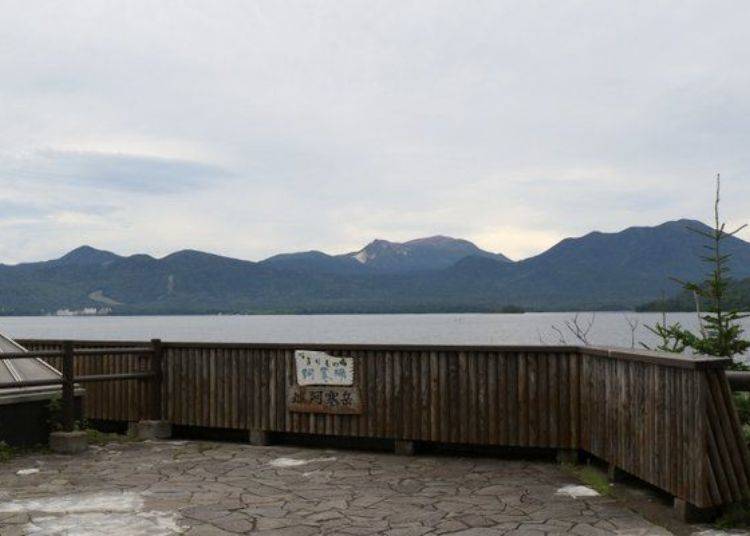 The roof of the Marimo Exhibition and Observation Center is a space with a spectacular background view of the mountains and lake, making it a great photo spot.