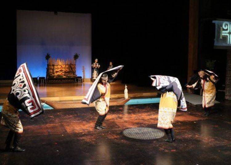 "Sarorun Kamuy Rimse" depicts cranes dancing and crying out