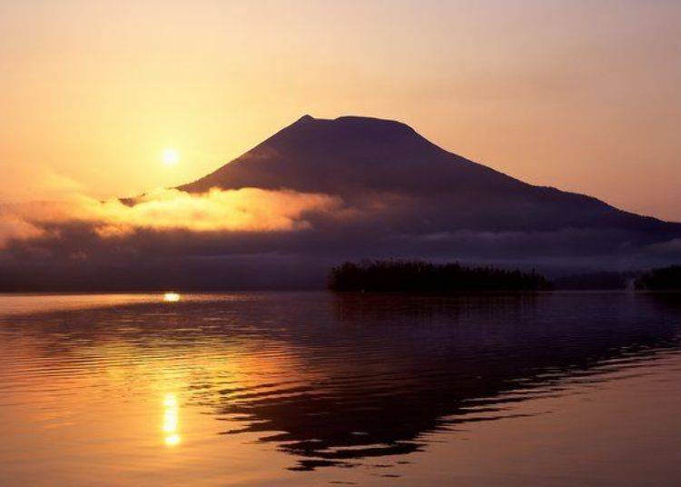 A healing experience of natural hot springs and Ainu culture, all at Lake Akan (Photo by Akan Tourist Association)