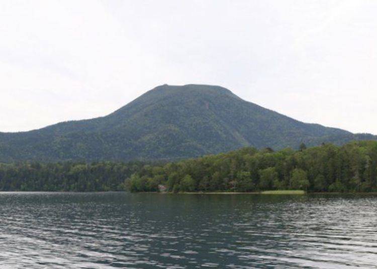 호수를 내려다보는 오아칸 언덕(포고 1,371m). 현재도 활발하게 활동하고 있는 활화산이다.