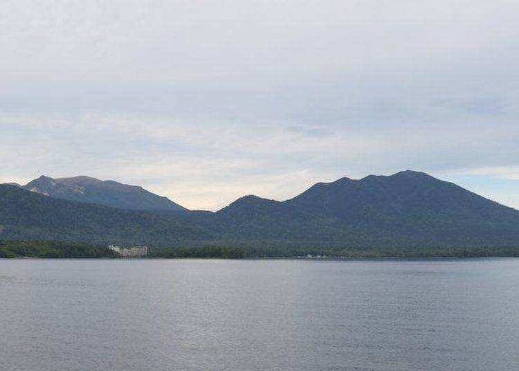 왼쪽 산 표면에 보이는 것이 아칸 후지(표고 1,476m), 왼쪽이 메아칸 언덕(1,499m)이다. 메아칸 언덕은 일본 백 명산으로도 지정돼 있다.