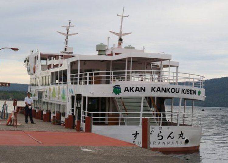 照片中为这次搭的观光船「Suzuran丸」，两层架构可乘载390人，配备洗手间及饮料贩卖机等，能享受便利舒适的船上之旅。