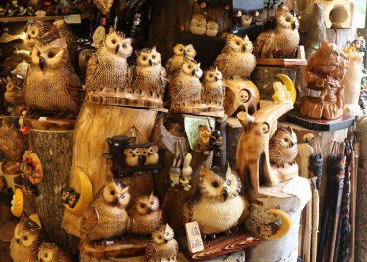 「NITAYUNKURU」的猫头鹰木雕商品（营业时间为夏季9:00～22:00、冬季10:00～21:00／无公休）